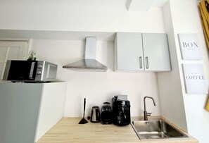 Fridge, microwave, stovetop, dishwasher - Spacious Apt. for 9 in great location (Hamburg)