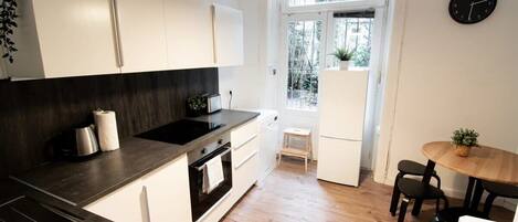 Frigorífico, microondas, horno y placa de cocina