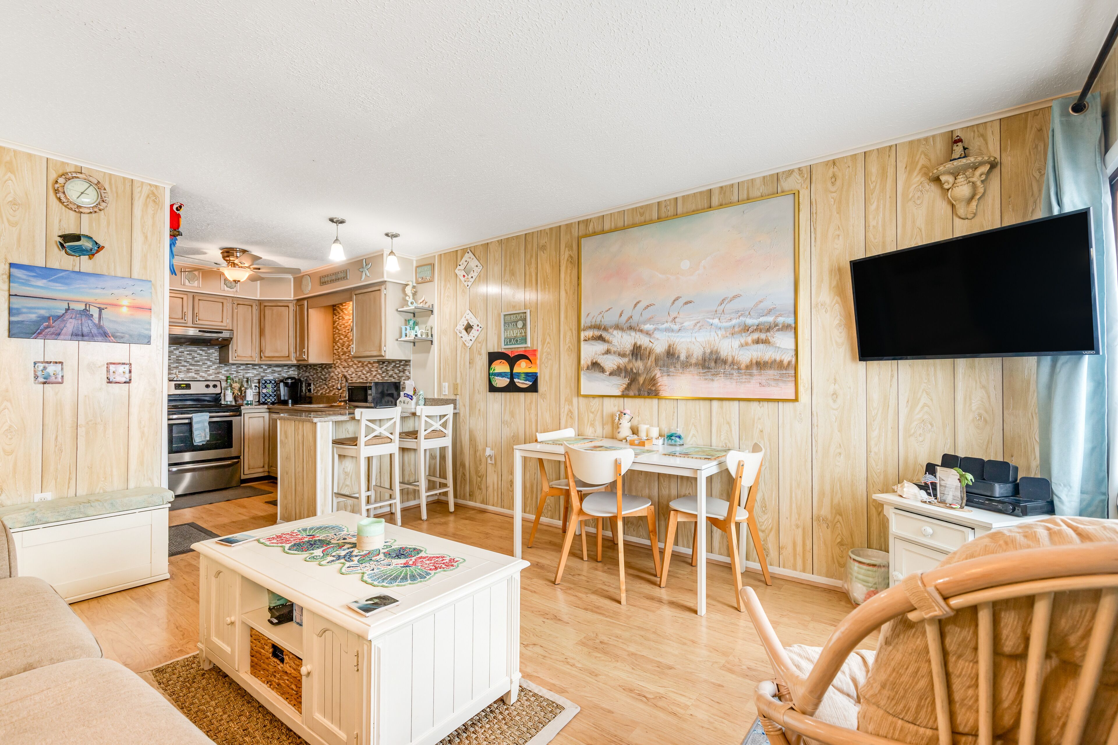 Wonderful Home Between Bay and Beach w/Shared Pool, Free WiFi, & Balcony