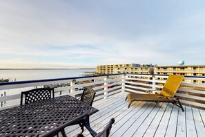 Outdoor dining - Beautiful suite between bay & beach w/ access to pool, private W/D, & central AC (Ocean City)