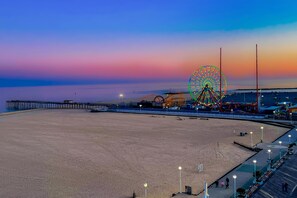 On the beach - Lovely Boardwalk Condo Overlooking Ocean w/Shared Pool, Free WiFi, Balcony (Ocean City)