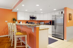 Geladeira, micro-ondas, fogão, cooktop