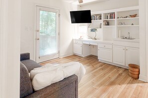 Televisión, chimenea, reproductor de DVD y libros 