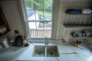 Interior - 10 mins from Shenandoah National Park ~ Cozy Cabin (Elkton)