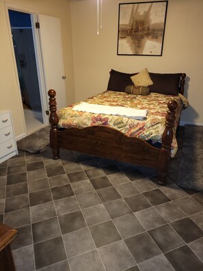 3 makuuhuonetta, työpöytä, silitysrauta/-lauta, ilmainen Wi-Fi