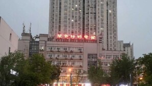 A high-rise building with multiple floors and balconies. - Laike Yangming Hotel (Chizhou)