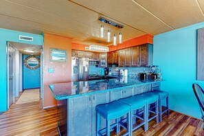 Kjøleskap, mikrobølgeovn, ovn og kokeplater