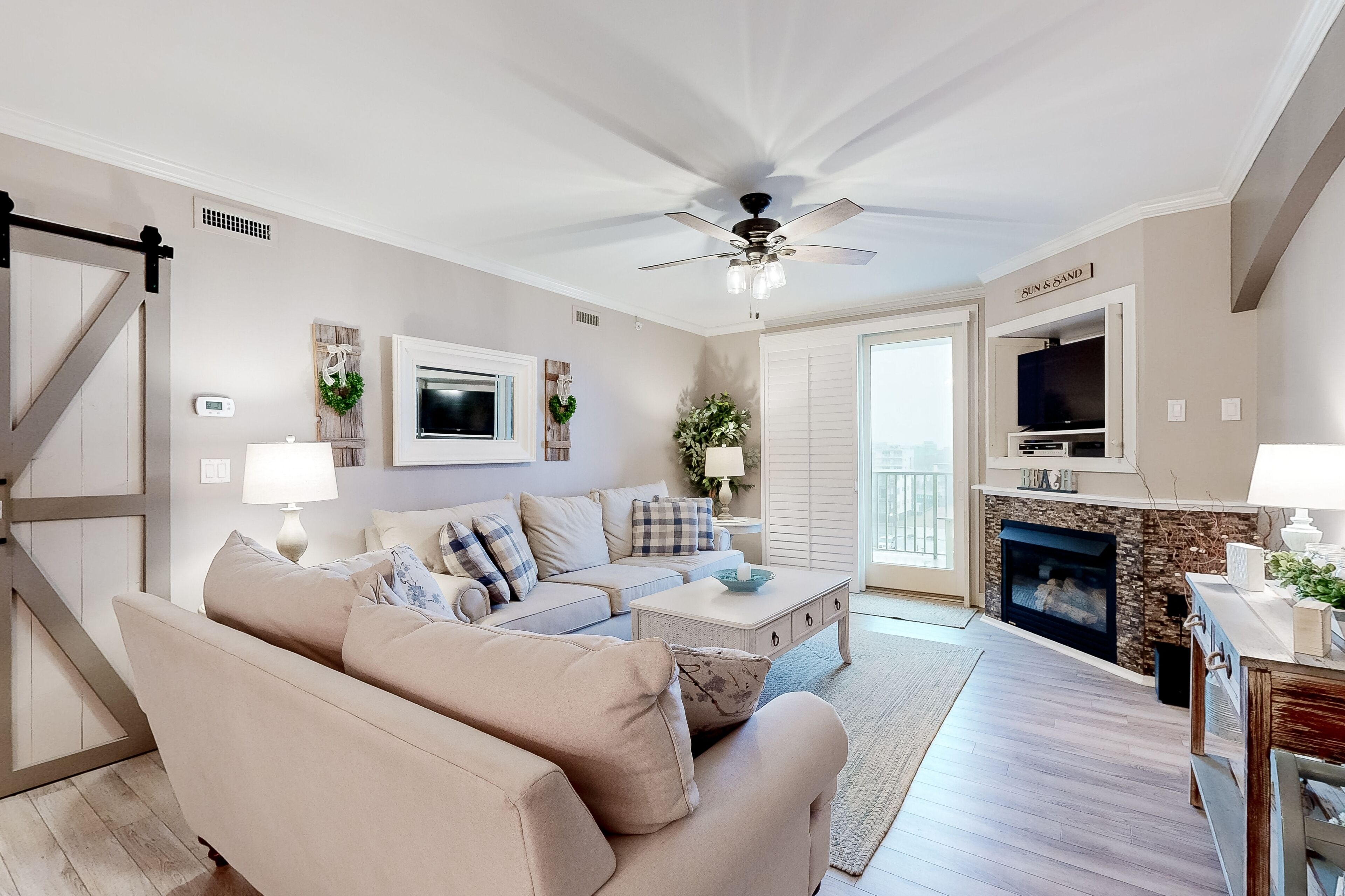 Coastal-chic Condo short walk from beach with Ocean-View balcony, Pool, Hot tub