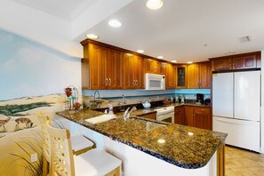 Frigorifero, microonde, forno, piano cottura