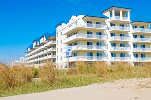 Exterior - Beautiful oceanfront home with free WiFi fireplace, shared pool & hot tub (Ocean City)