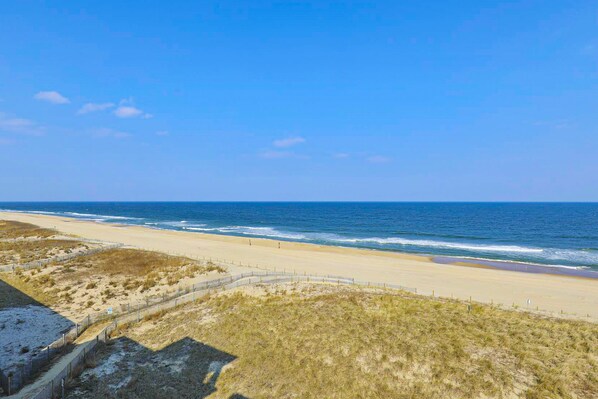 On the beach - Beautiful oceanfront home with free WiFi fireplace, shared pool & hot tub (Ocean City)