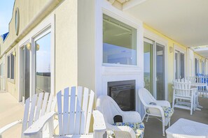 Terrace/patio - Beautiful oceanfront home with free WiFi fireplace, shared pool & hot tub (Ocean City)