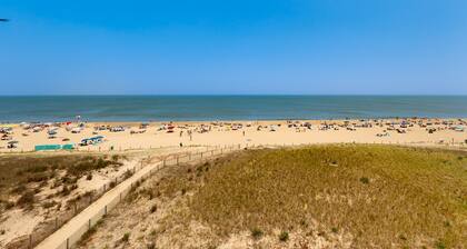 Open & Well-Appointed Condo in Oceanfront Building w/Shared Pool, Hot Tub + WiFi