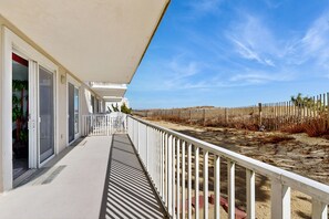 Terrace/patio - Ground-floor condo with amazing views, beach access, pool & hot tub (Ocean City)