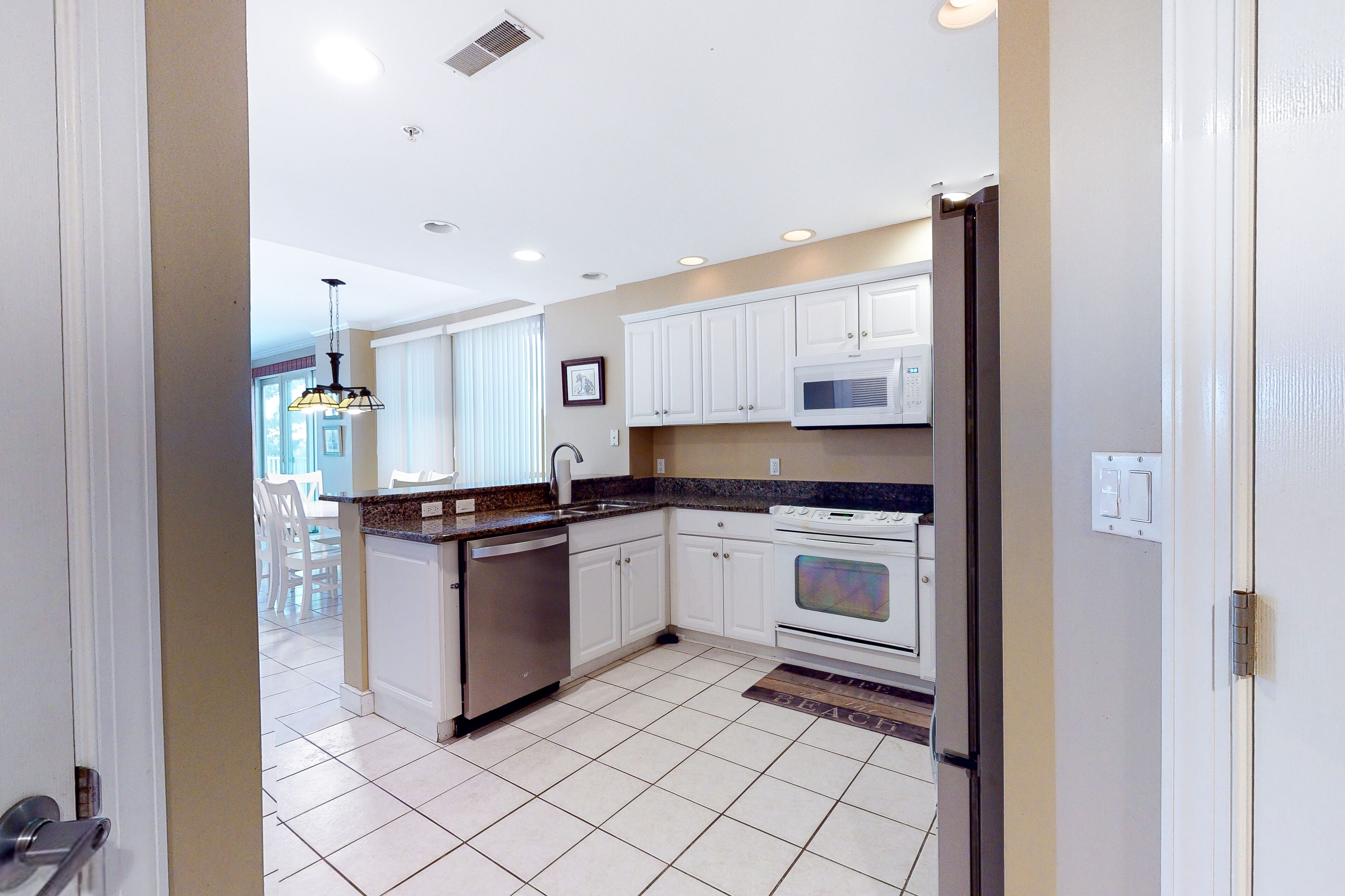 ثلاجة، ميكروويف، فرن، موقد طهي مسطح