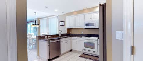 Réfrigérateur, micro-ondes, four, plaque de cuisson