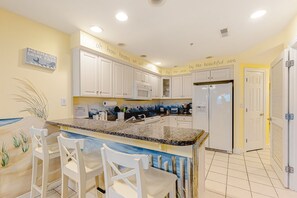 Fridge, microwave, oven, stovetop - Gorgeous condo in oceanfront complex with pool, hot tub, WiFi, & central AC (Ocean City)