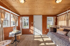 Una Smart TV, videojuegos, un reproductor de DVD, libros