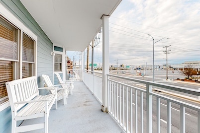 Convenient Oceanside Condo with Balcony, Pool, Free WiFi & Elevator