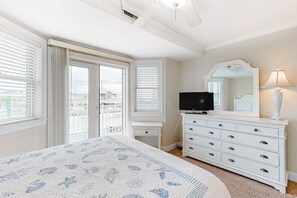 4 bedrooms, WiFi, bed sheets - Convenient Oceanside Condo with Balcony, Pool, Free WiFi & Elevator (Ocean City)