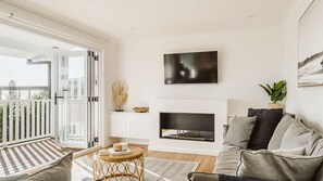 Smart TV, fireplace