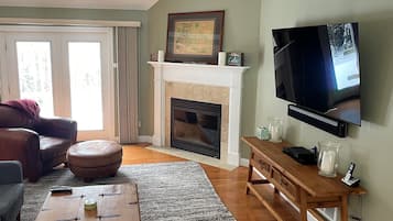 スマートテレビ、暖炉、DVD プレーヤー、書庫