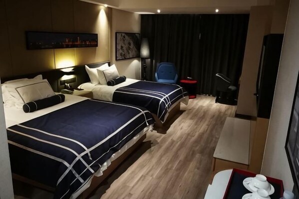 A hotel room with two beds, a desk, a chair, a TV, and a window with curtains. - LanOuShangPin Hotel (Shan County Central Hospital Yinzuo) (Shan County)