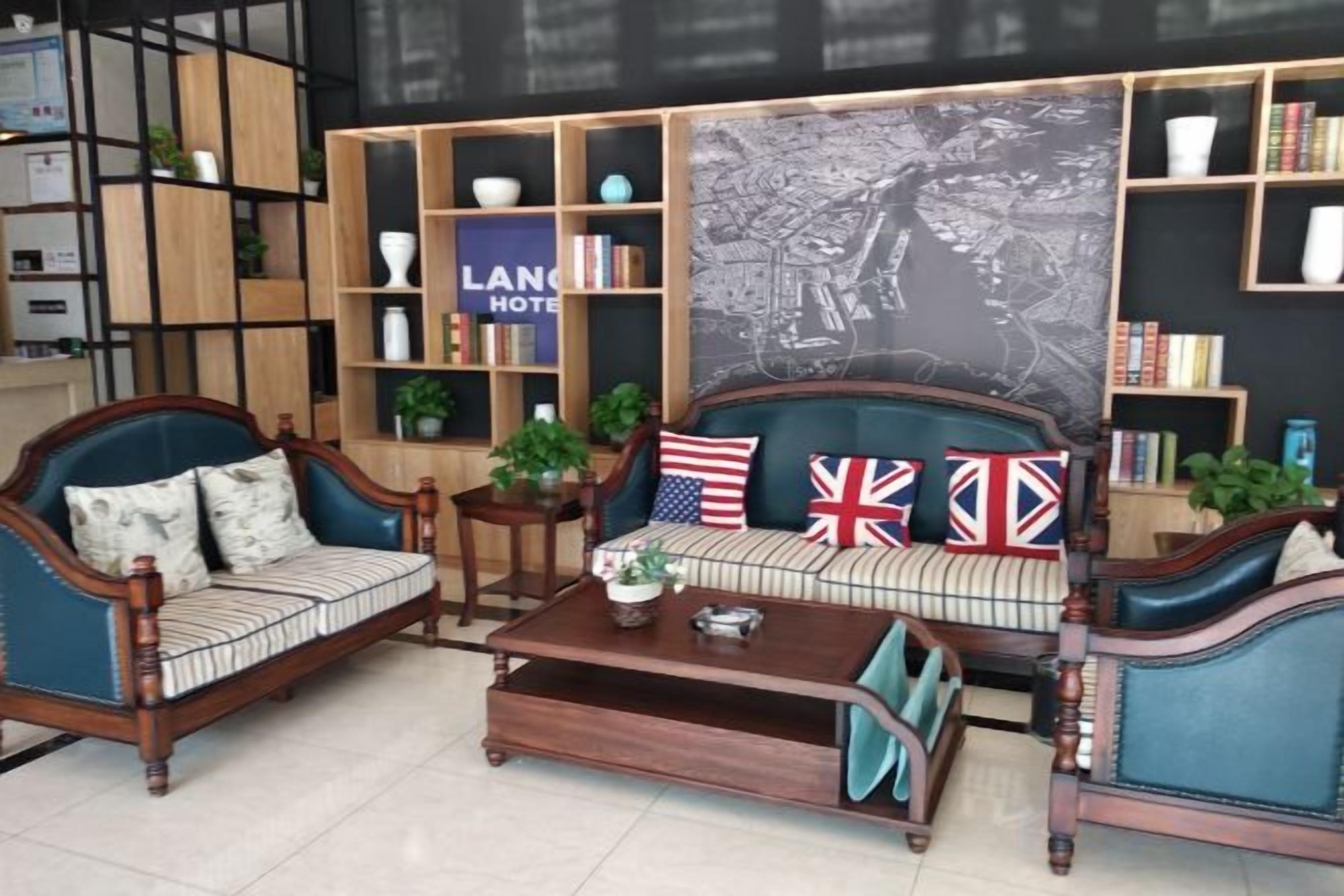 Een gemeubileerde woonkamer met een zithoek, een salontafel en een boekenkast.