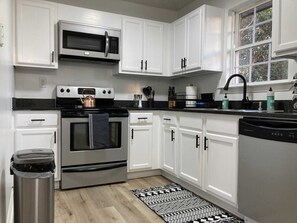 Refrigerador, microondas, horno y parrilla de estufa 