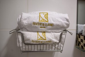 Shower, towels - River & Land Hotel (Ollantaytambo)