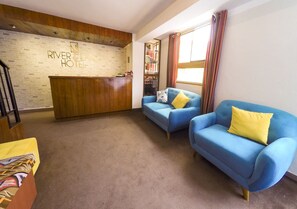 ฝ่ายต้อนรับ