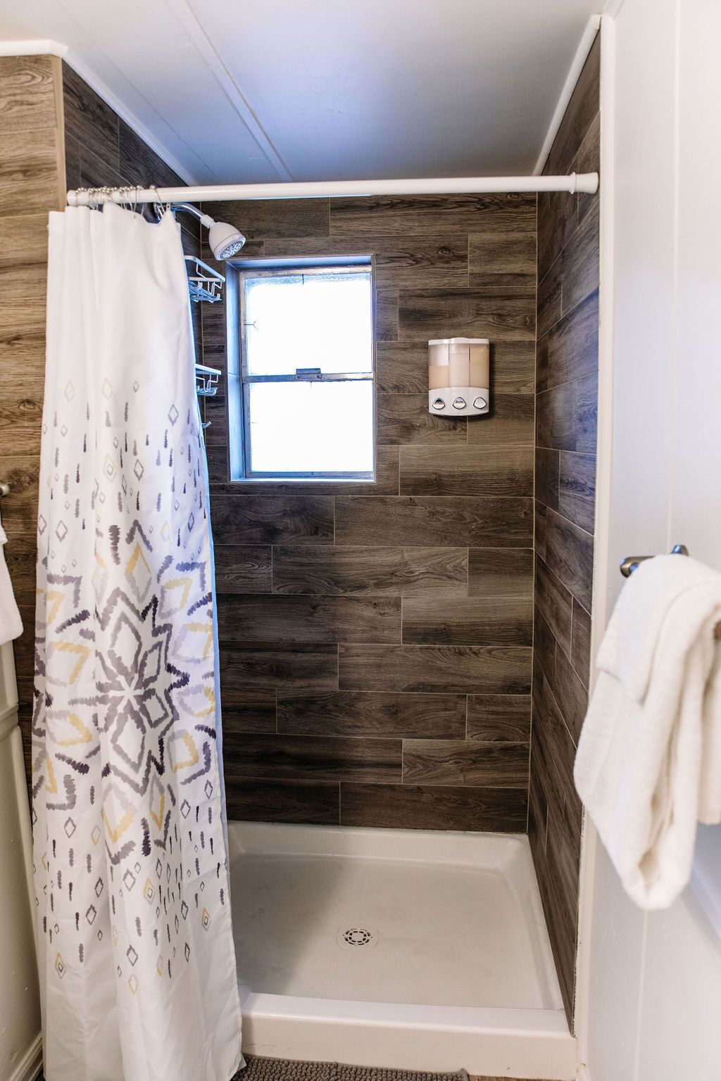 Combined shower/bathtub, hair dryer, towels, soap