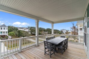 تناول الطعام بالخارج