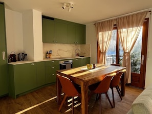 Fridge, oven, dishwasher, coffee/tea maker