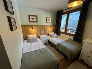 2 bedrooms, iron/ironing board, free WiFi, bed sheets