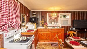 Wasserkocher mit Kaffee-/Teezubehör, Kühlschrank, Mikrowelle, Ofen