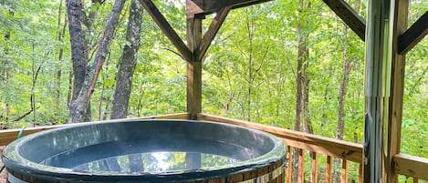 Outdoor spa tub