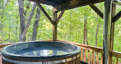 BLVE Cabin w/ Hot Tub in Mountains Near Bushkill Falls VIEWS