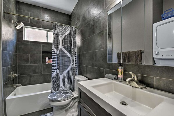 Une salle de bain moderne avec une baignoire, des toilettes et un lavabo.