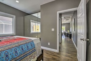 1 soverom, skrivebord, strykejern/-brett og reiseseng for barn