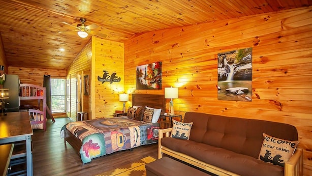 Un interno accogliente con letto, divano e zona pranzo.