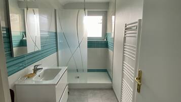 Baignoire, sèche-cheveux, bidet, papier toilette