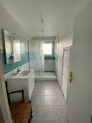 Badewanne, Haartrockner, Bidet, Toilettenpapier