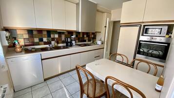 Een koelkast, een microgolfoven, een oven, een kookplaat