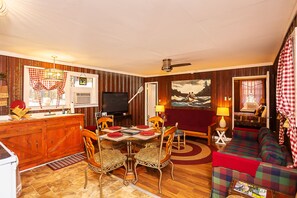 Sasquatch Cabin | Living area - Sasquatch Cabin (Benton)