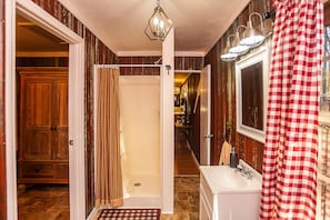 Hair dryer, towels - Sasquatch Cabin (Benton)