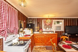 Living area - Sasquatch Cabin (Benton)