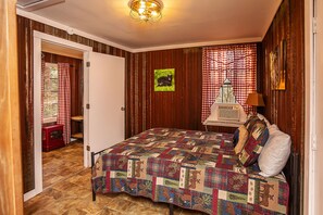 Individually decorated, individually furnished, laptop workspace - Sasquatch Cabin (Benton)