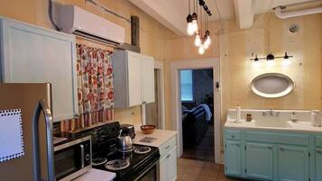 Mikrowelle, Ofen, Herdplatte, Wasserkocher mit Kaffee-/Teezubehör