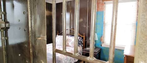 3 quartos, escrivaninha, ferros/tábuas de passar roupa